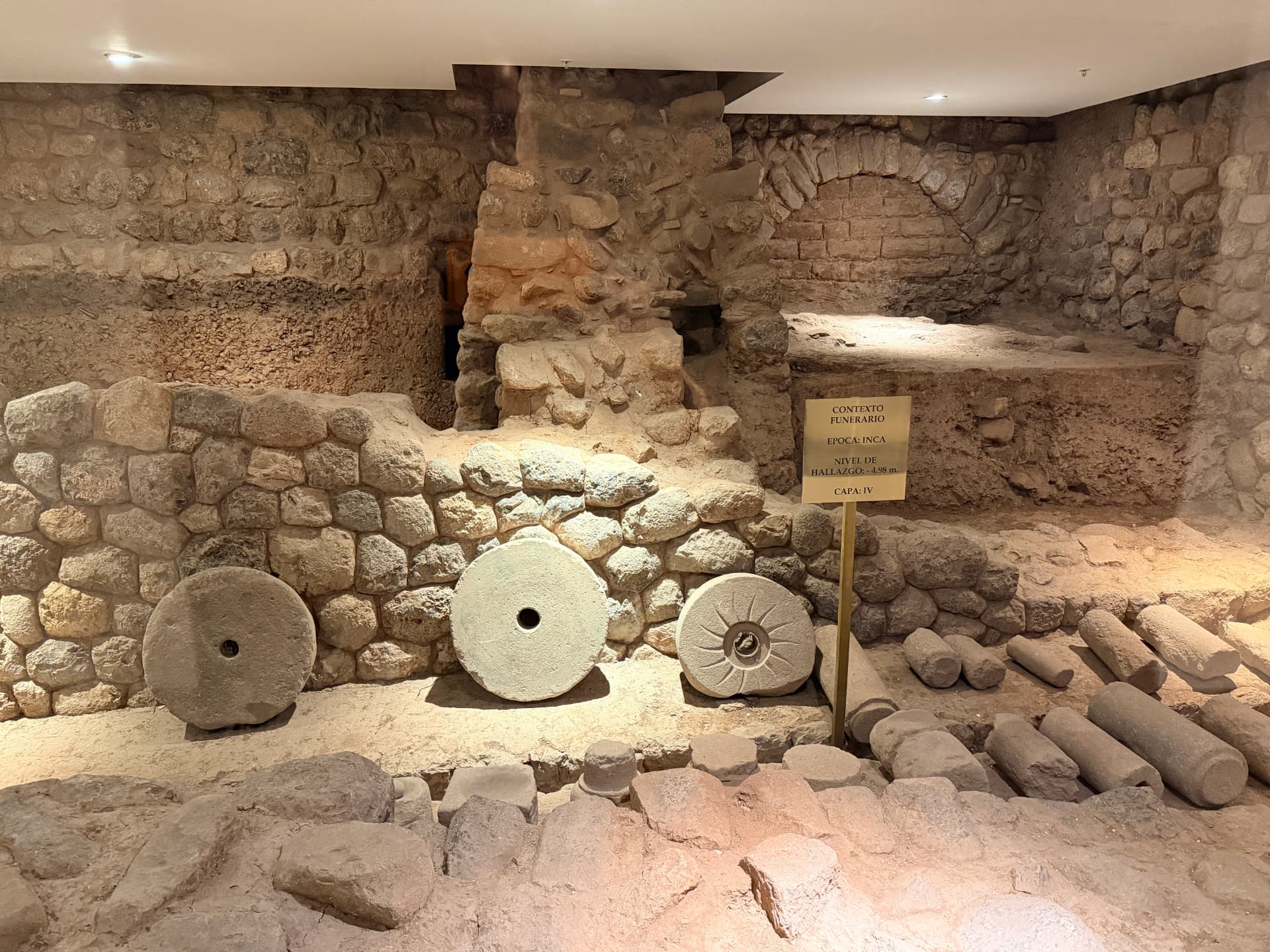 Inca funerary context and grinding stones excavated beneath a Cusco hotel